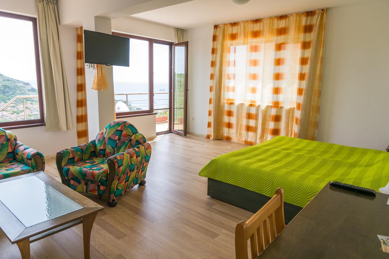 Guest Rooms Sea View Балчик Экстерьер фото